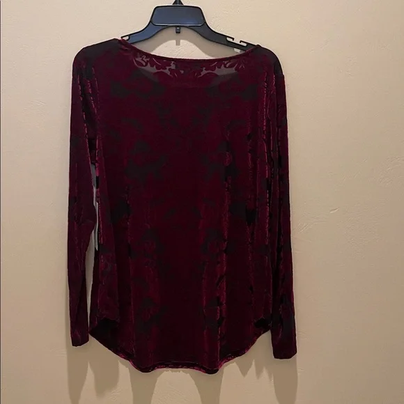 Karen Kane Black and Purple Velvet Burnout Shirttail Top - Picture 2 of 4